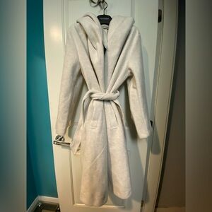 BNWT Elegant Women's Coat with hood.